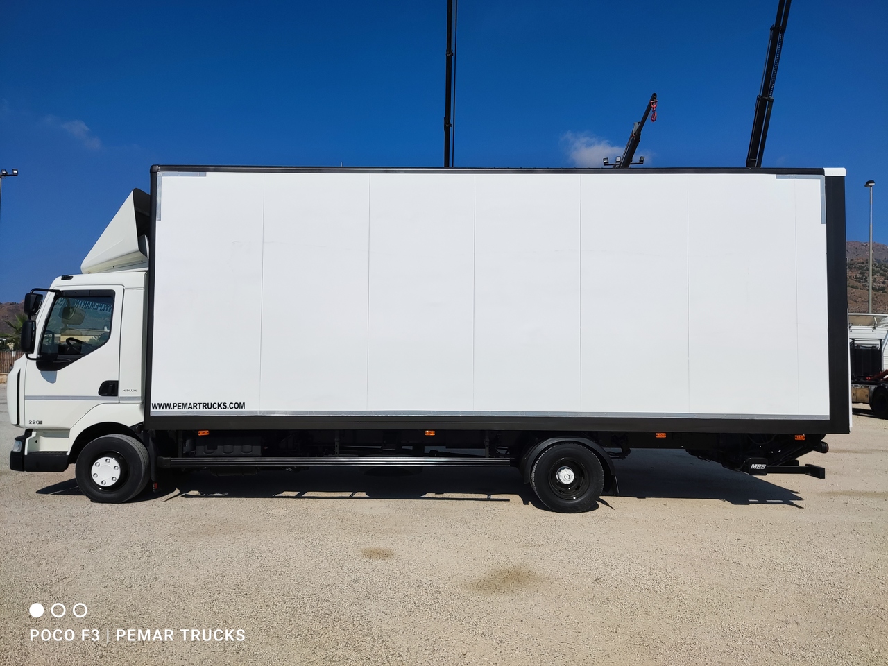 Φορτηγό κόφα RENAULT MIDLUM 220 DXI FURGON CERRADO 12T: φωτογραφία 9