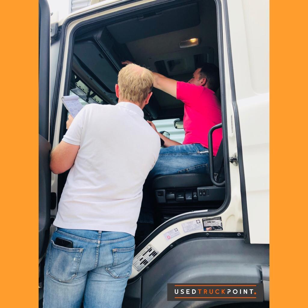 Used Truck Point BV - Φορτηγά MERCEDES-BENZ - υδραυλική πόρτα undefined: φωτογραφία 3