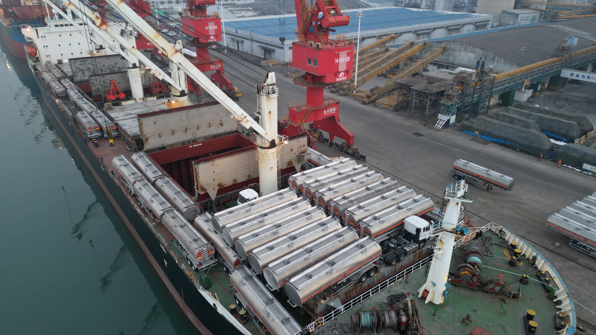 Qingdao Higher Weight Trade Co. LTD - Φορτηγά SINOTRUK - 6x4 undefined: φωτογραφία 2