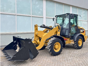 Ελαστιχοφόρος φορτωτής CATERPILLAR 906M