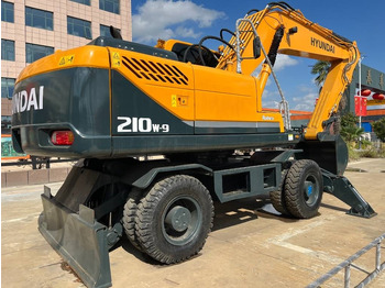 Τροχοφόρος εκσκαφέας HYUNDAI R210