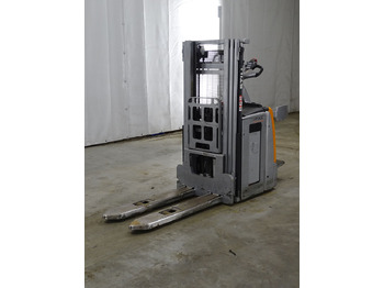 Μηχάνημα στοίβαξης STILL