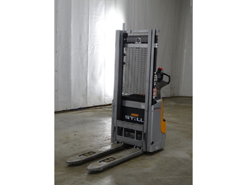 Μηχάνημα στοίβαξης STILL