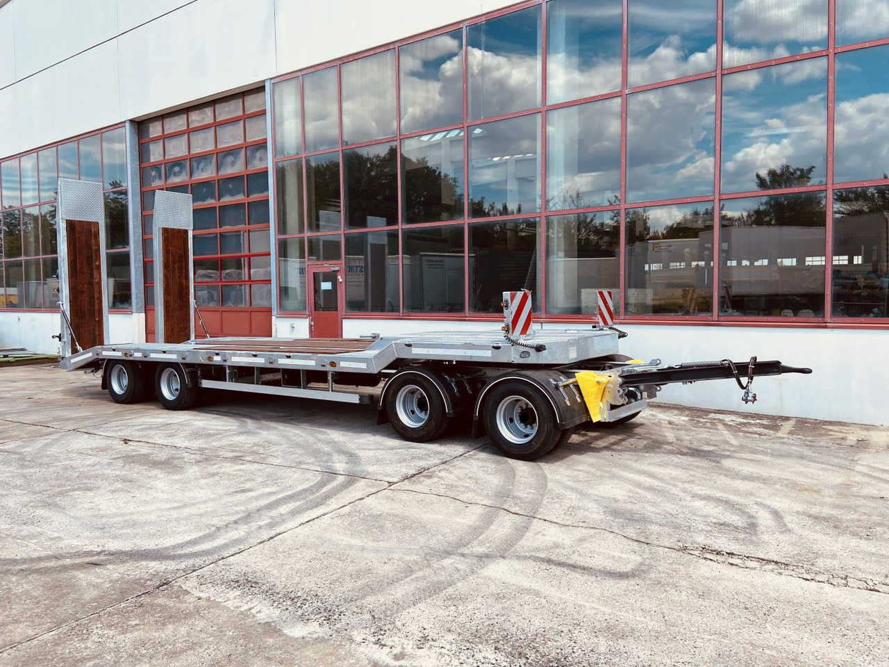 Möslein T 4 VB F 4 Achs Tieflader- Anhänger, Neufahrzeug - Ρυμούλκα με χαμηλό δάπεδο: φωτογραφία 4 Möslein T 4 VB F 4 Achs Tieflader- Anhänger, Neufahrzeug - Ρυμούλκα με χαμηλό δάπεδο: φωτογραφία 4