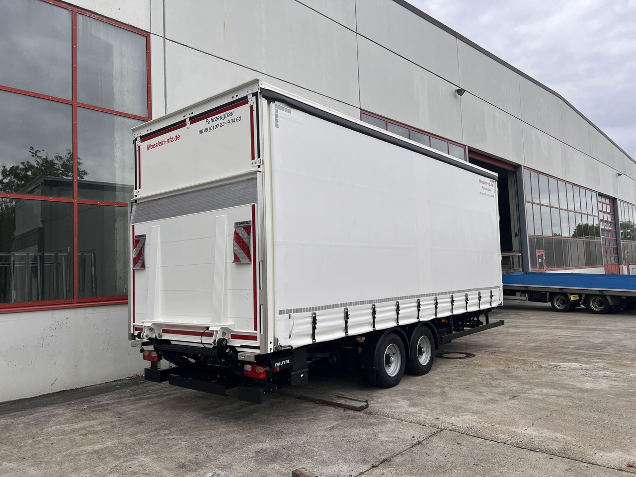Möslein TPS 105 D-L Planenanhänger, Ladebordwand + Durchladbar neuwertig - Τρέιλερ κουρτίνα: φωτογραφία 2 Möslein TPS 105 D-L Planenanhänger, Ladebordwand + Durchladbar neuwertig - Τρέιλερ κουρτίνα: φωτογραφία 2