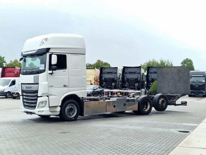 DAF XF 530 SuperSpaceCab 6x2*4 - Chassis 740 cm - Loadlift - Steering axle - Leather - - Φορτηγό σασί: φωτογραφία 3 DAF XF 530 SuperSpaceCab 6x2*4 - Chassis 740 cm - Loadlift - Steering axle - Leather - - Φορτηγό σασί: φωτογραφία 3