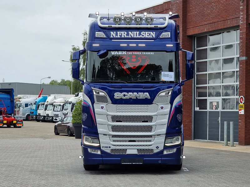 Scania 770S V8 NGS Highline 6x2 - Show truck - Special paint - Custom interior - Retarder - Full air - Night clima - Τράκτορας: φωτογραφία 2 Scania 770S V8 NGS Highline 6x2 - Show truck - Special paint - Custom interior - Retarder - Full air - Night clima - Τράκτορας: φωτογραφία 2