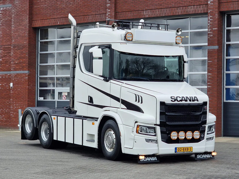 Scania T580 V8 Tuft Torpedo V8 - Custom exterior - Retarder - Full air - Show truck - Stack exhaust - Τράκτορας: φωτογραφία 1 Scania T580 V8 Tuft Torpedo V8 - Custom exterior - Retarder - Full air - Show truck - Stack exhaust - Τράκτορας: φωτογραφία 1