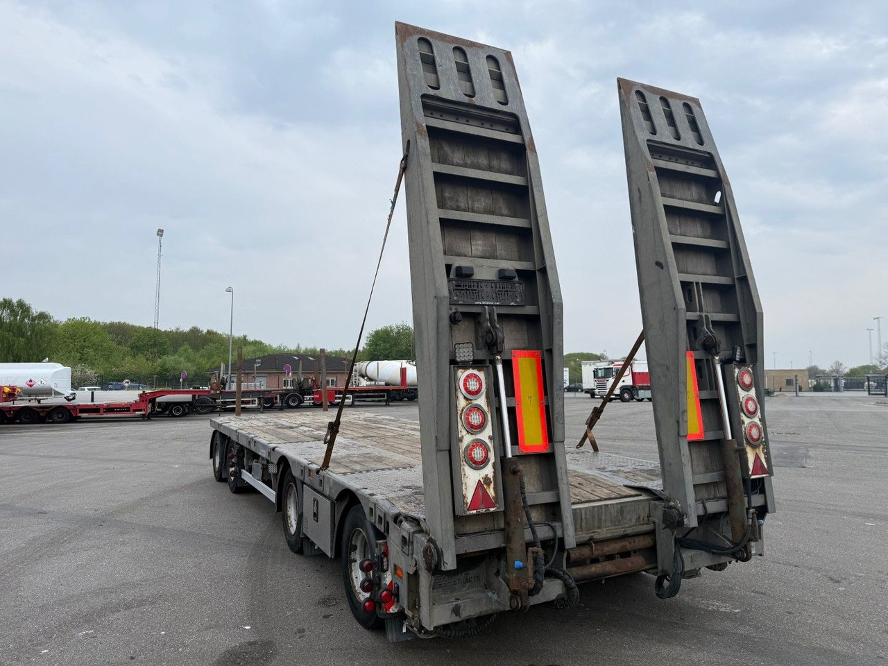 MTDK 4 Achsen 30 t. Maschinen Hydr. rampen - Ρυμούλκα με χαμηλό δάπεδο: φωτογραφία 4 MTDK 4 Achsen 30 t. Maschinen Hydr. rampen - Ρυμούλκα με χαμηλό δάπεδο: φωτογραφία 4