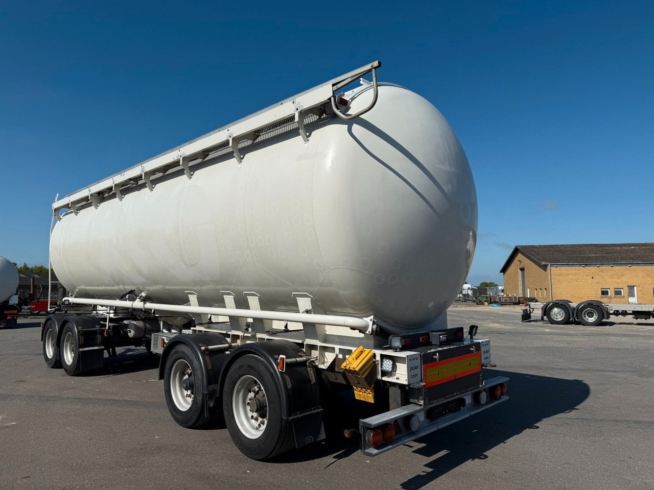 P4T30 4 axle 42 m3 Alu Silo tank - Ρυμούλκα βυτίο: φωτογραφία 4 P4T30 4 axle 42 m3 Alu Silo tank - Ρυμούλκα βυτίο: φωτογραφία 4
