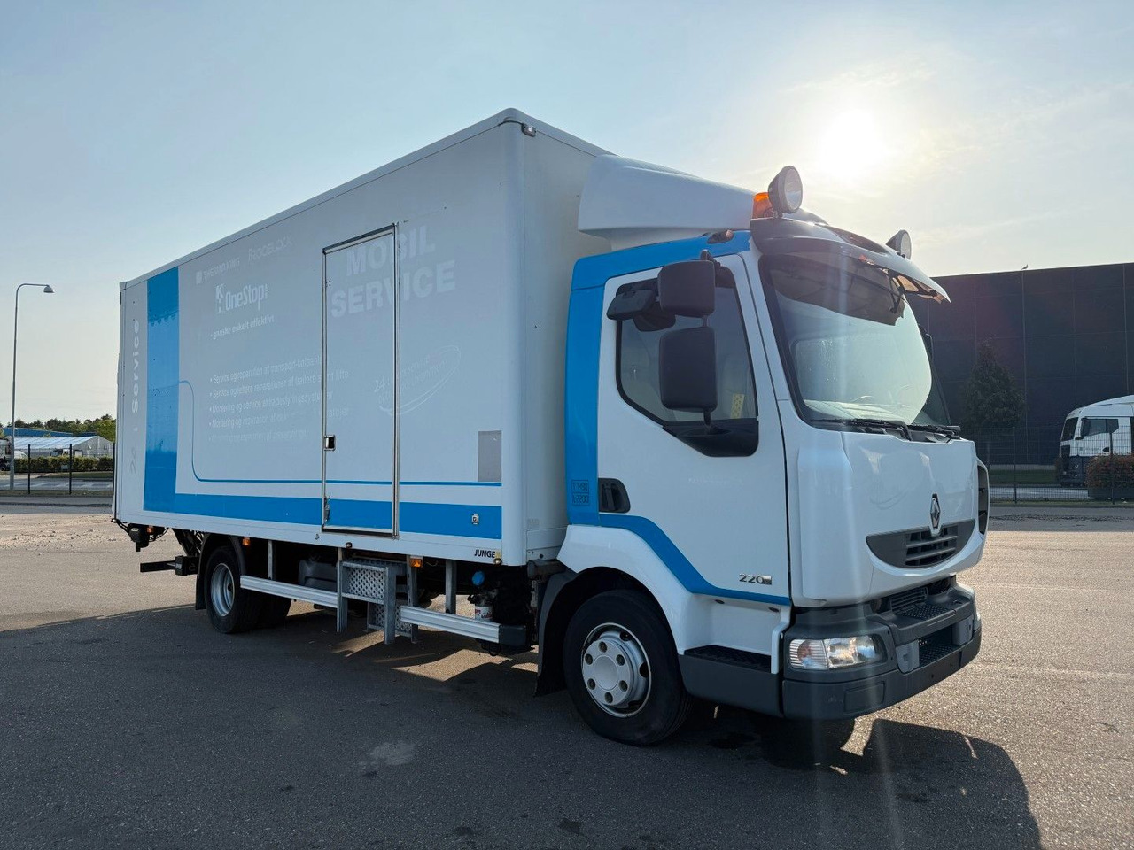 Renault Midlum 220 DXI 4x2 6.0 Box / Koffer - Φορτηγό κόφα: φωτογραφία 2 Renault Midlum 220 DXI 4x2 6.0 Box / Koffer - Φορτηγό κόφα: φωτογραφία 2