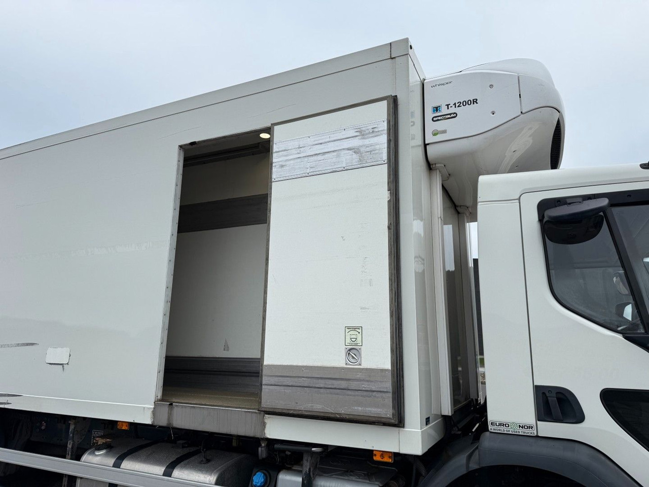 Volvo FE320 6x2*4 TK T1200-R Spectrum 9,80 m. koffer - Φορτηγό ψυγείο: φωτογραφία 5 Volvo FE320 6x2*4 TK T1200-R Spectrum 9,80 m. koffer - Φορτηγό ψυγείο: φωτογραφία 5