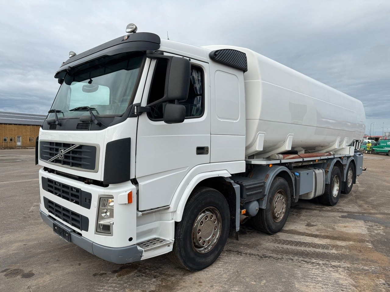 Volvo FM 440 8x2*6 24.000 l. ADR Tanktruck - Φορτηγό βυτιοφόρο: φωτογραφία 1 Volvo FM 440 8x2*6 24.000 l. ADR Tanktruck - Φορτηγό βυτιοφόρο: φωτογραφία 1