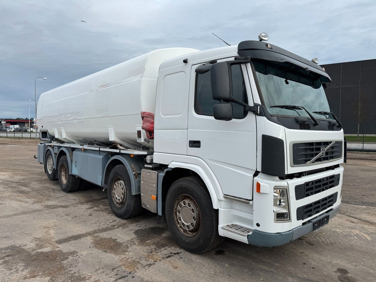 Volvo FM 440 8x2*6 24.000 l. ADR Tanktruck - Φορτηγό βυτιοφόρο: φωτογραφία 2 Volvo FM 440 8x2*6 24.000 l. ADR Tanktruck - Φορτηγό βυτιοφόρο: φωτογραφία 2