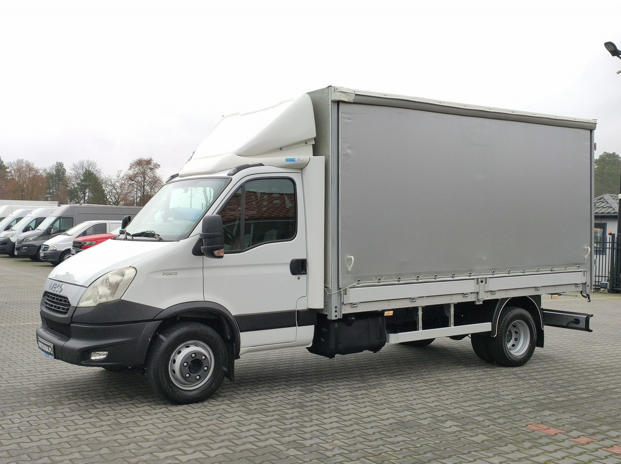 Iveco Daily 70C18 V H - Επαγγελματικό αυτοκίνητο με μουσαμά: φωτογραφία 2 Iveco Daily 70C18 V H - Επαγγελματικό αυτοκίνητο με μουσαμά: φωτογραφία 2