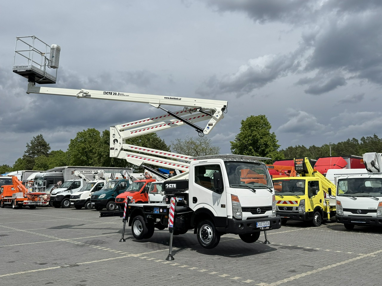 Nissan Cabstar - Φορτηγό με εναέρια πλατφόρμα: φωτογραφία 3 Nissan Cabstar - Φορτηγό με εναέρια πλατφόρμα: φωτογραφία 3