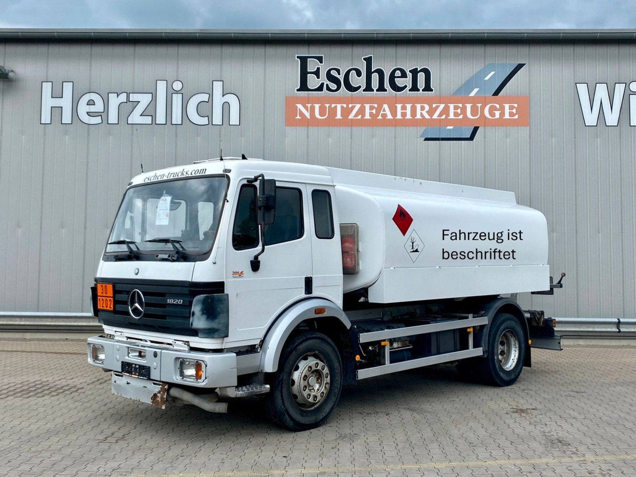 Mercedes-Benz 1820 SK | Speier A3*2x Kammern*13.700ltr*Navi - Φορτηγό βυτιοφόρο: φωτογραφία 1 Mercedes-Benz 1820 SK | Speier A3*2x Kammern*13.700ltr*Navi - Φορτηγό βυτιοφόρο: φωτογραφία 1