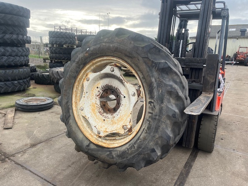 Firestone 18.4 R34 - Ζάντα: φωτογραφία 4 Firestone 18.4 R34 - Ζάντα: φωτογραφία 4