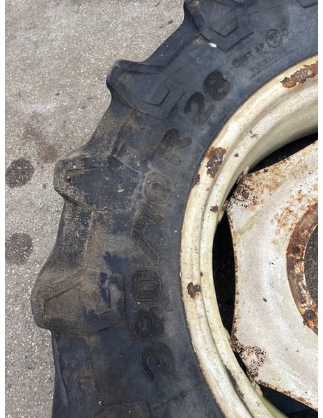 Pirelli 380\70 R28 TM700 - Ζάντα: φωτογραφία 2 Pirelli 380\70 R28 TM700 - Ζάντα: φωτογραφία 2