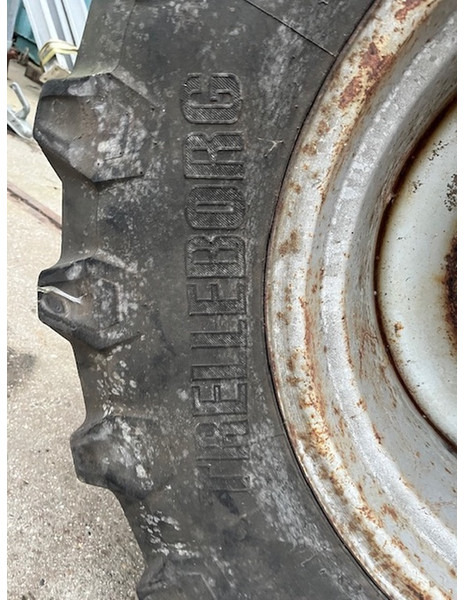 Trelleborg en bkt 480\65 R24 TM 800 - Ζάντα: φωτογραφία 4 Trelleborg en bkt 480\65 R24 TM 800 - Ζάντα: φωτογραφία 4