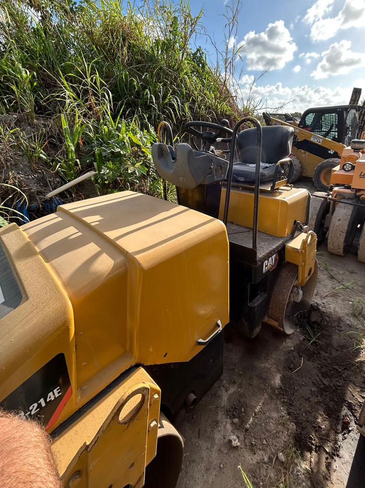 Caterpillar CB-214E - Οδοστρωτήρας: φωτογραφία 4 Caterpillar CB-214E - Οδοστρωτήρας: φωτογραφία 4