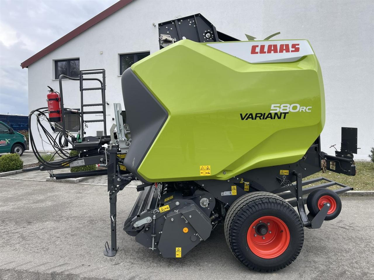 CLAAS Variant 580 RC PRO, neuwertige Rundballenpresse, Baujahr 2023 - Χορτοδετική μηχανή στρόγγυλης μπάλας: φωτογραφία 2 CLAAS Variant 580 RC PRO, neuwertige Rundballenpresse, Baujahr 2023 - Χορτοδετική μηχανή στρόγγυλης μπάλας: φωτογραφία 2