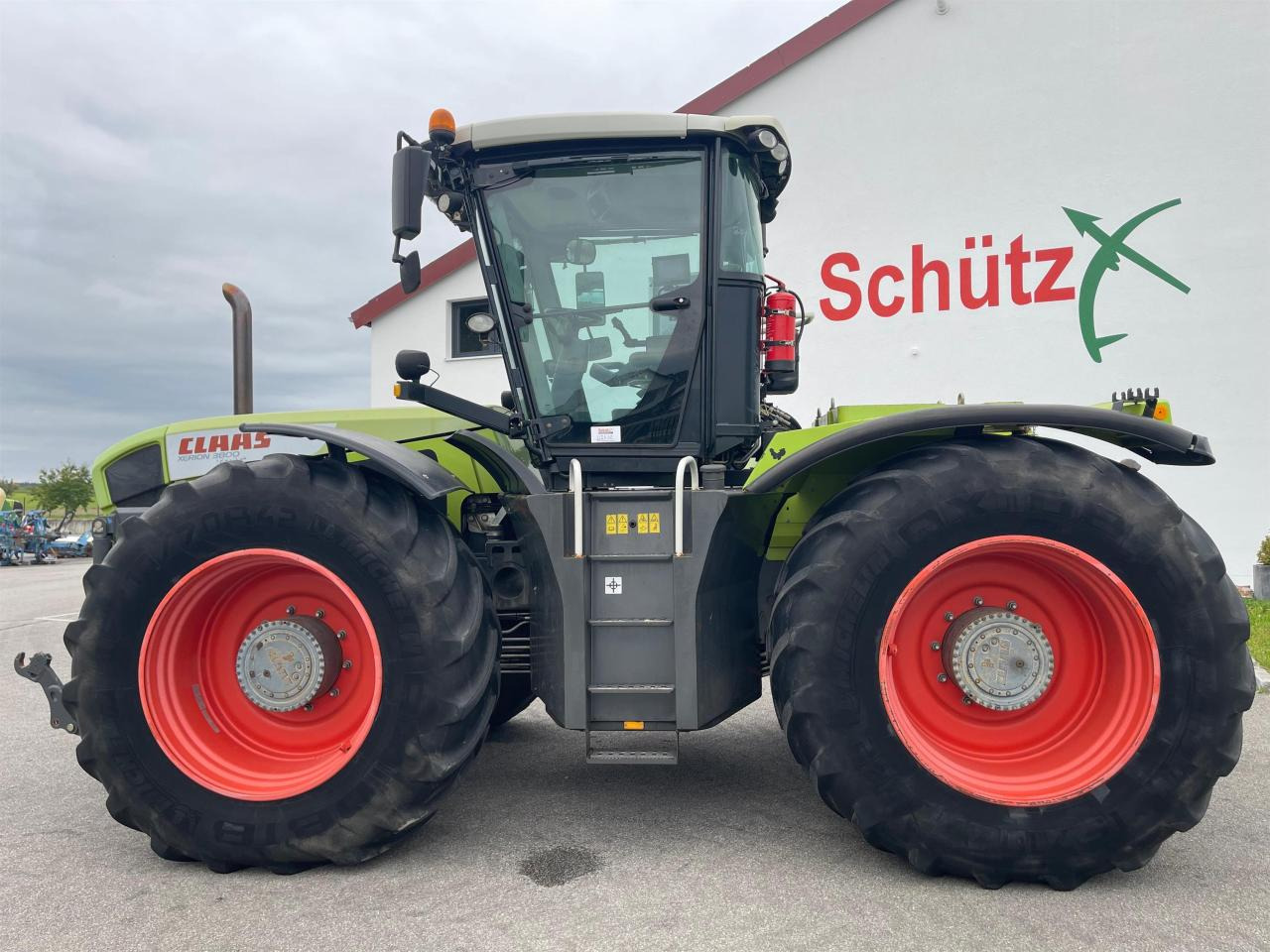 CLAAS Xerion 3800 Trac PTO mit GPS S3 mit Frontkraftheber und Heckzapfwelle, kommt vom Erstbesitzer, gepfl - Τρακτέρ: φωτογραφία 5 CLAAS Xerion 3800 Trac PTO mit GPS S3 mit Frontkraftheber und Heckzapfwelle, kommt vom Erstbesitzer, gepfl - Τρακτέρ: φωτογραφία 5