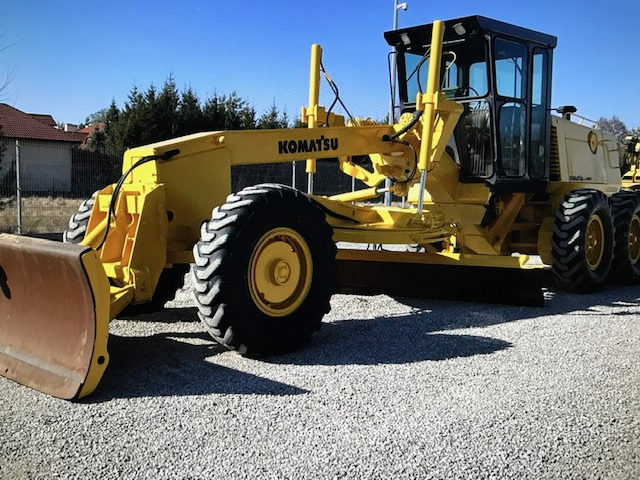 Komatsu GD530A mit 5-Zahn Heckaufreißer - Γκρέιντερ: φωτογραφία 1 Komatsu GD530A mit 5-Zahn Heckaufreißer - Γκρέιντερ: φωτογραφία 1