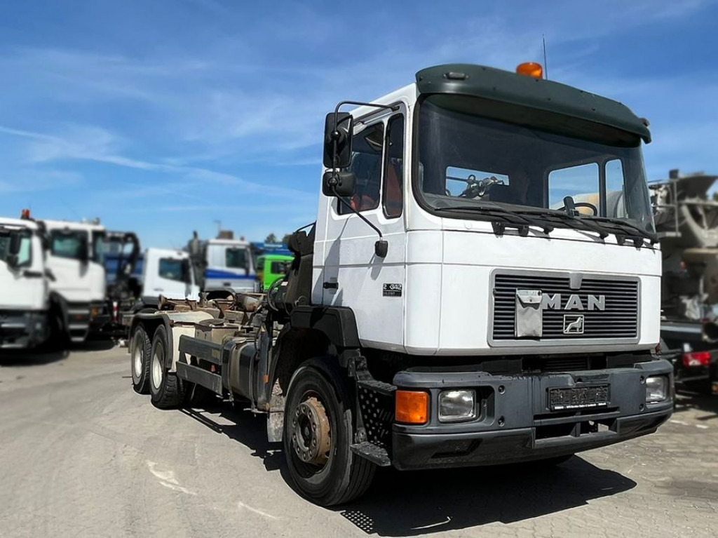 MAN MAN F2000 Abrollkipper mit Kran 27.342 6x4 - Φορτηγό φόρτωσης γάντζου, Φορτηγό με γερανό: φωτογραφία 2 MAN MAN F2000 Abrollkipper mit Kran 27.342 6x4 - Φορτηγό φόρτωσης γάντζου, Φορτηγό με γερανό: φωτογραφία 2