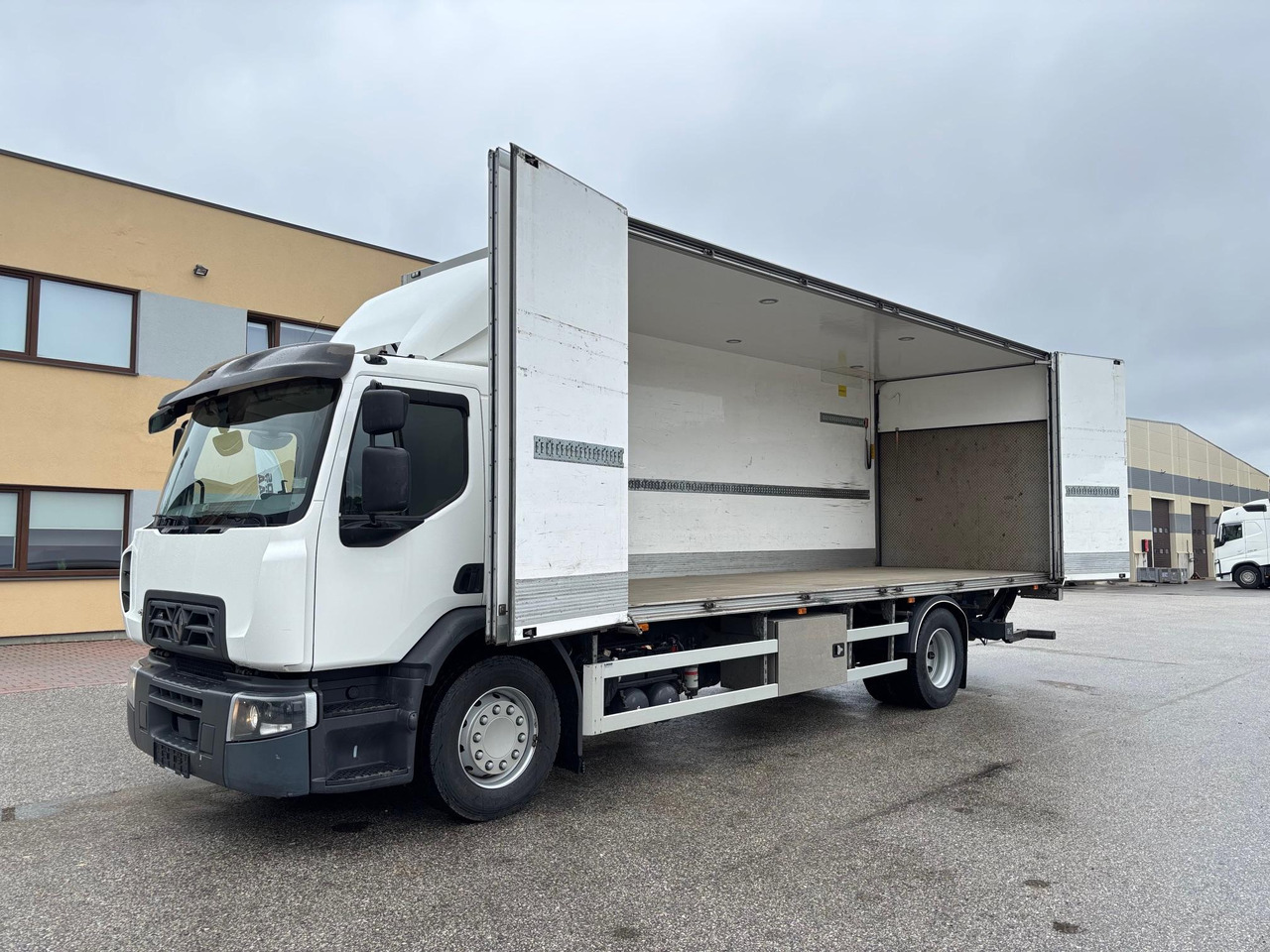 RENAULT D WIDE 320 - Φορτηγό κόφα: φωτογραφία 4 RENAULT D WIDE 320 - Φορτηγό κόφα: φωτογραφία 4