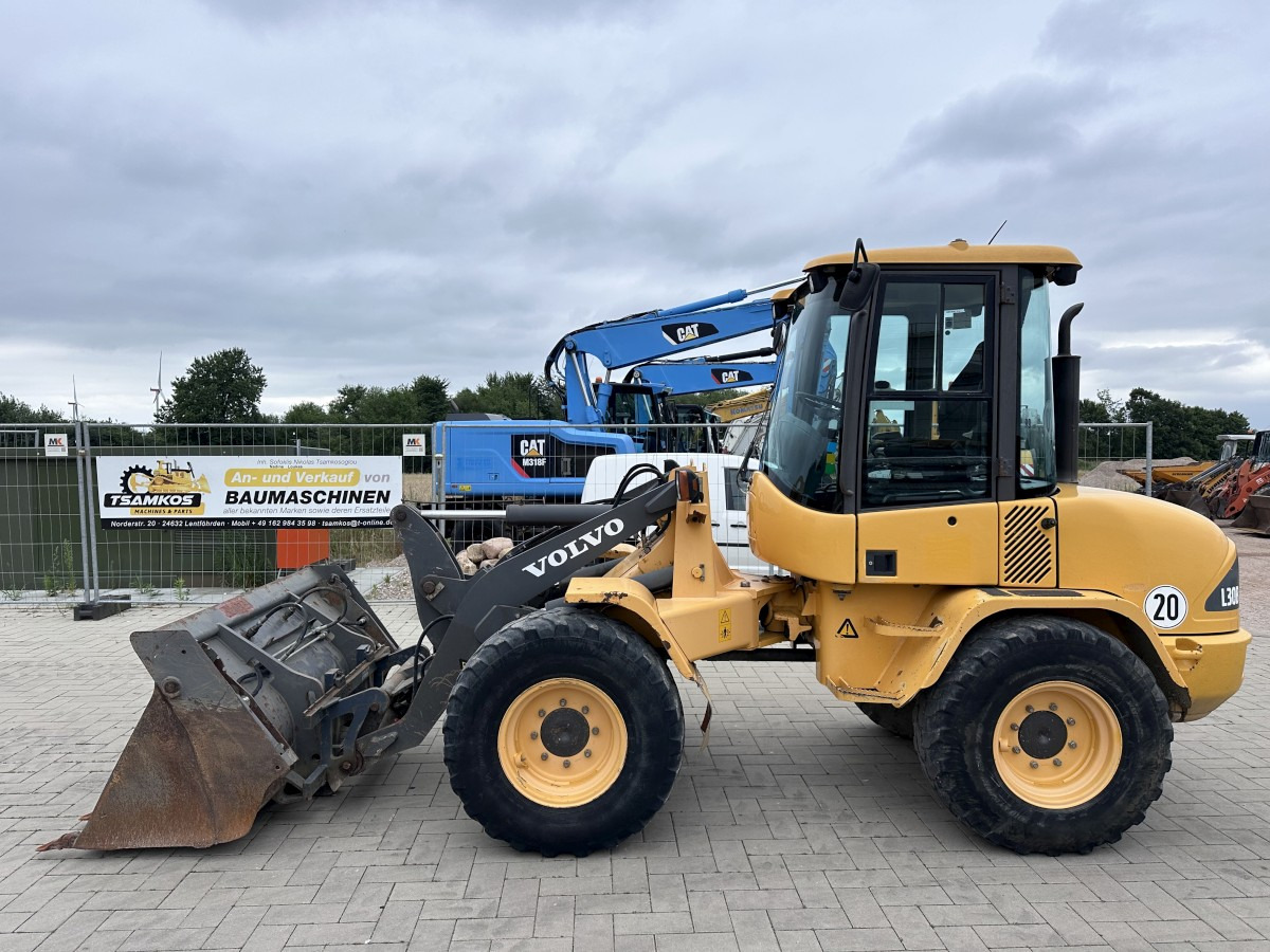 VOLVO L 30 B PRO 3er Kreis Klappschaufel+Palettengabel - Ελαστιχοφόρος φορτωτής: φωτογραφία 1 VOLVO L 30 B PRO 3er Kreis Klappschaufel+Palettengabel - Ελαστιχοφόρος φορτωτής: φωτογραφία 1