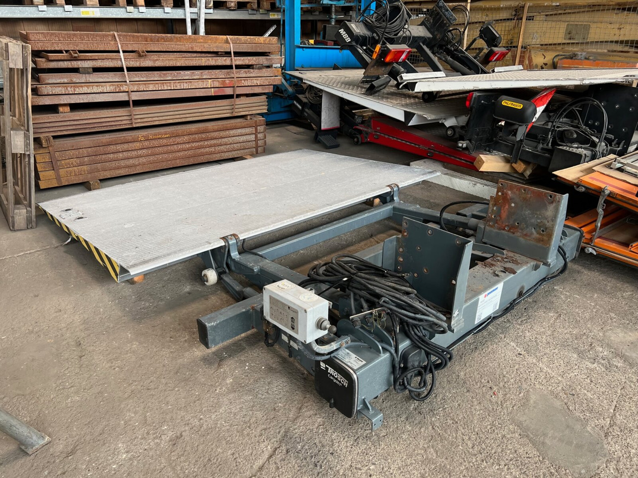 BC2000S4 Ladebordwand BC2000S4 Ladebordwand, Ex-Schweizer Armee - Υδραυλική πόρτα: φωτογραφία 2 BC2000S4 Ladebordwand BC2000S4 Ladebordwand, Ex-Schweizer Armee - Υδραυλική πόρτα: φωτογραφία 2