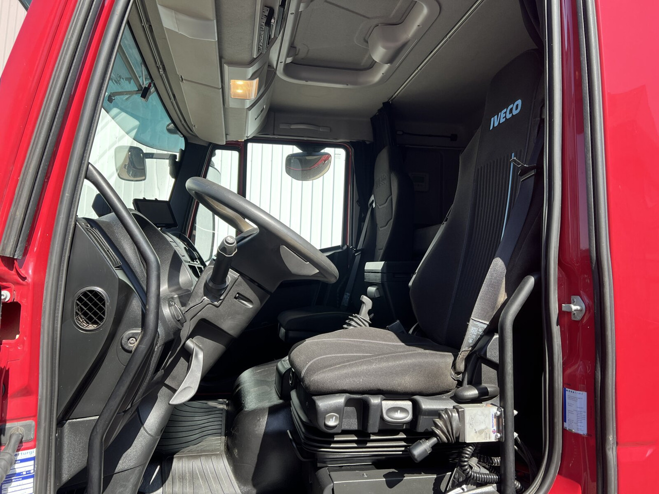 Interior photo 1: Φορτηγό ανατρεπόμενο Iveco EuroCargo ML140E28K 4x2 EuroCargo ML140E28K 4x2, Nüssli 3-S-Kipper, 2 x AHK