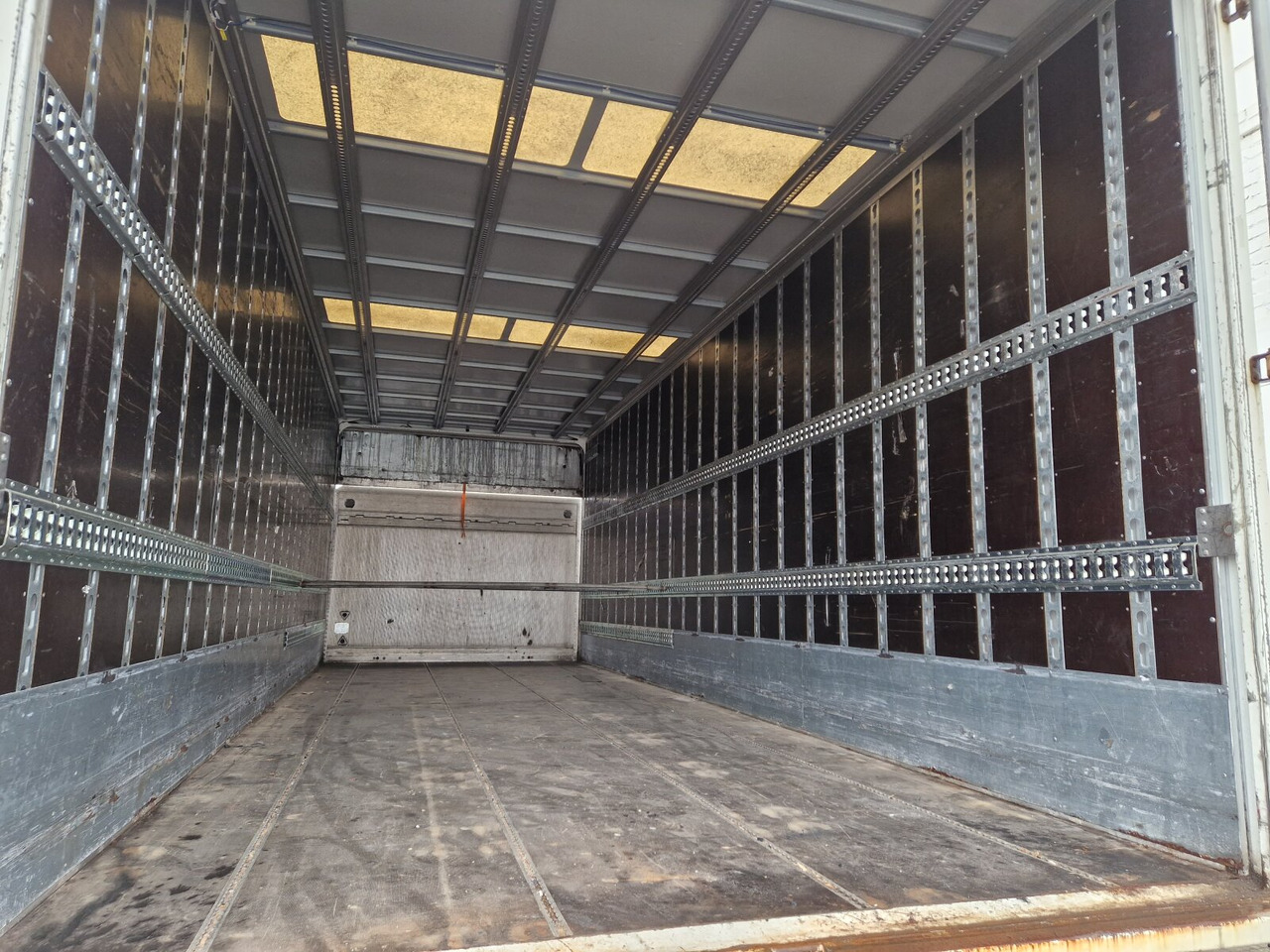 Μίσθωση  Kleiderkofferanhänger Hofmann, Kleiderkofferanhänger, durchladbar, LBW BÄR, 42 cbm Kleiderkofferanhänger Hofmann, Kleiderkofferanhänger, durchladbar, LBW BÄR, 42 cbm: φωτογραφία 6