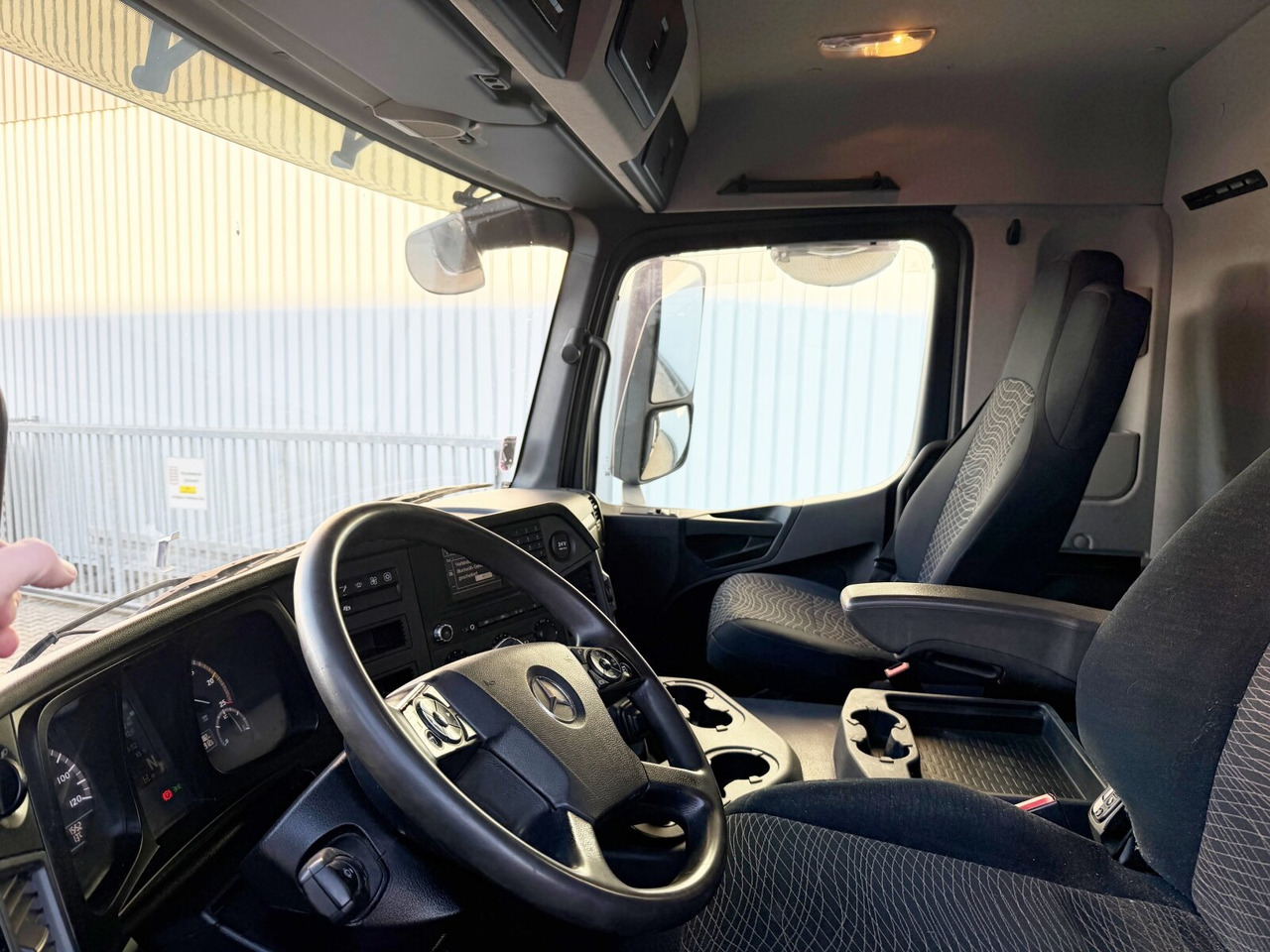 Mercedes-Benz Arocs 3351 AK 6x6 Arocs 3351 AK 6x6, Retarder, Grounder, Motorabtrieb, pneum. Heckklappenöffnung - Φορτηγό ανατρεπόμενο: φωτογραφία 4 Mercedes-Benz Arocs 3351 AK 6x6 Arocs 3351 AK 6x6, Retarder, Grounder, Motorabtrieb, pneum. Heckklappenöffnung - Φορτηγό ανατρεπόμενο: φωτογραφία 4