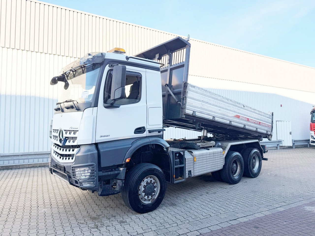 Mercedes-Benz Arocs 3351 AK 6x6 Arocs 3351 AK 6x6, Retarder, Grounder, Motorabtrieb, pneum. Heckklappenöffnung - Φορτηγό ανατρεπόμενο: φωτογραφία 1 Mercedes-Benz Arocs 3351 AK 6x6 Arocs 3351 AK 6x6, Retarder, Grounder, Motorabtrieb, pneum. Heckklappenöffnung - Φορτηγό ανατρεπόμενο: φωτογραφία 1