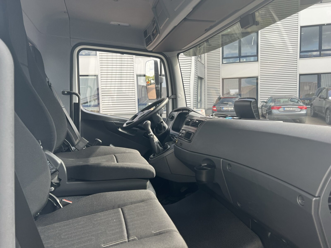 Interior photo 2: Φορτηγό σασί Mercedes-Benz Atego 818 K 4x2 Atego 818 K 4x2, 2x AHK, 5x VORHANDEN!