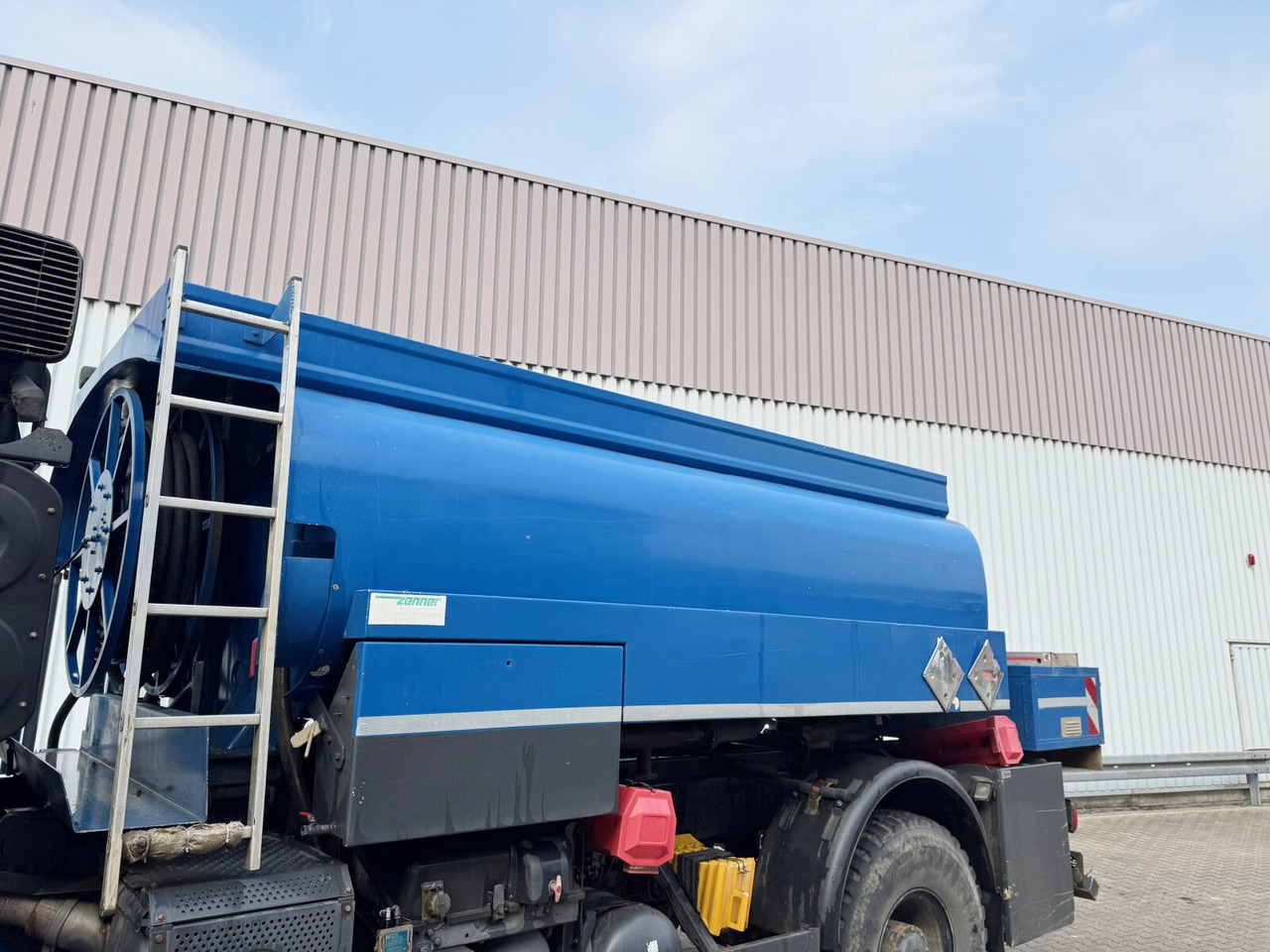 Mercedes-Benz Axor 1829 A 4x4 Axor 1829 A 4x4, Willig Tank ca. 8500l, 2 Kammern - Φορτηγό βυτιοφόρο: φωτογραφία 4 Mercedes-Benz Axor 1829 A 4x4 Axor 1829 A 4x4, Willig Tank ca. 8500l, 2 Kammern - Φορτηγό βυτιοφόρο: φωτογραφία 4