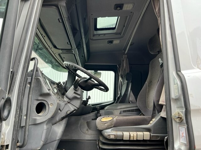 Interior photo 1: Φορτηγό σασί Scania 124G 420 4x2 124G 420 4x2, Retarder Interior photo 1: Φορτηγό σασί Scania 124G 420 4x2 124G 420 4x2, Retarder