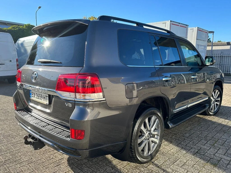 Toyota Land Cruiser V8 LAND CRUISER 200 V8 + CAMERA 360 + FRIDGE + DIESEL + ONLY EXPORT - SUV: φωτογραφία 5 Toyota Land Cruiser V8 LAND CRUISER 200 V8 + CAMERA 360 + FRIDGE + DIESEL + ONLY EXPORT - SUV: φωτογραφία 5