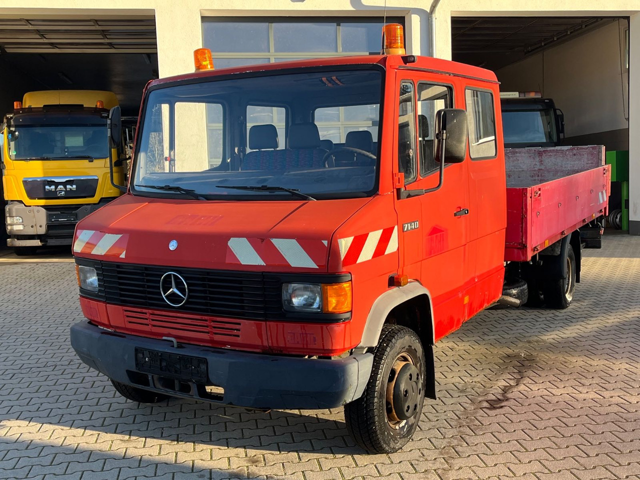 Mercedes-Benz 714D Doka Pritsche - Μικρό φορτηγό με καρότσα, Διπλοκάμπινο ελαφρύ επαγγελματικό: φωτογραφία 1 Mercedes-Benz 714D Doka Pritsche - Μικρό φορτηγό με καρότσα, Διπλοκάμπινο ελαφρύ επαγγελματικό: φωτογραφία 1