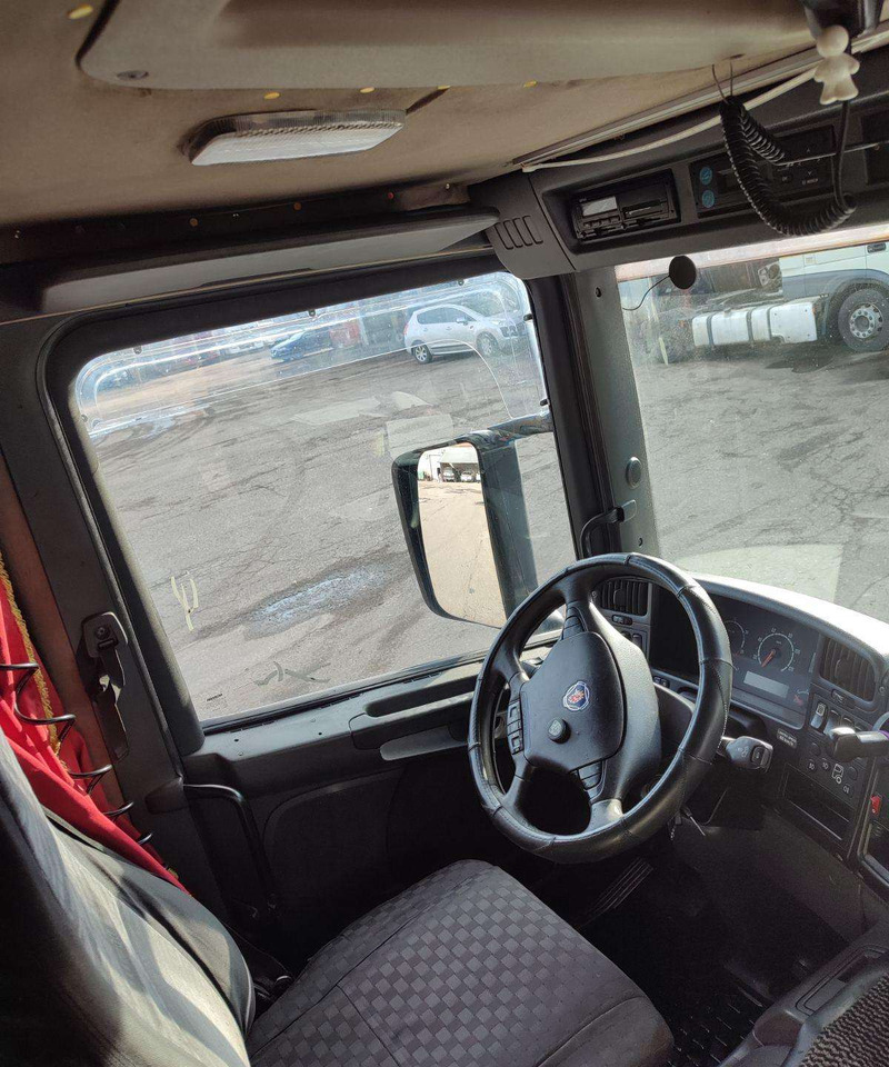Interior photo 1: Φορτηγό αυτοκινητάμαξα Scania P 380 LB