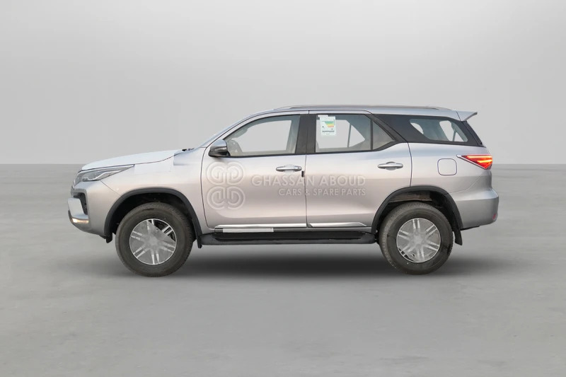 Toyota Fortuner 4x4 - SUV: φωτογραφία 3 Toyota Fortuner 4x4 - SUV: φωτογραφία 3