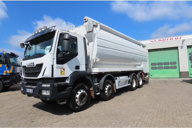 Iveco Eurotrakker 410 8x4. Light damages, 100% all working. 100% drivable - Φορτηγό βυτιοφόρο: φωτογραφία 1 Iveco Eurotrakker 410 8x4. Light damages, 100% all working. 100% drivable - Φορτηγό βυτιοφόρο: φωτογραφία 1
