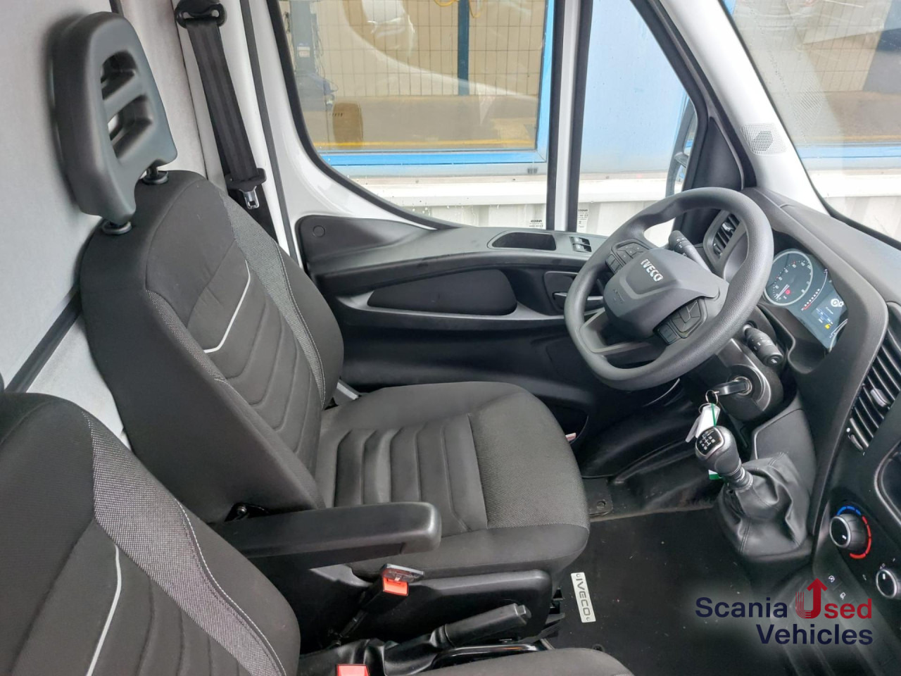 IVECO 35 C 16 Koffer Ladebordwand - Επαγγελματικό αυτοκίνητο κόφα: φωτογραφία 2 IVECO 35 C 16 Koffer Ladebordwand - Επαγγελματικό αυτοκίνητο κόφα: φωτογραφία 2