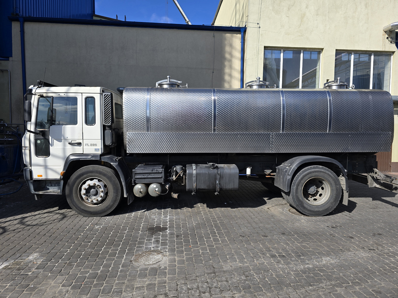 VOLVO FL 220 - Φορτηγό βυτιοφόρο: φωτογραφία 1 VOLVO FL 220 - Φορτηγό βυτιοφόρο: φωτογραφία 1