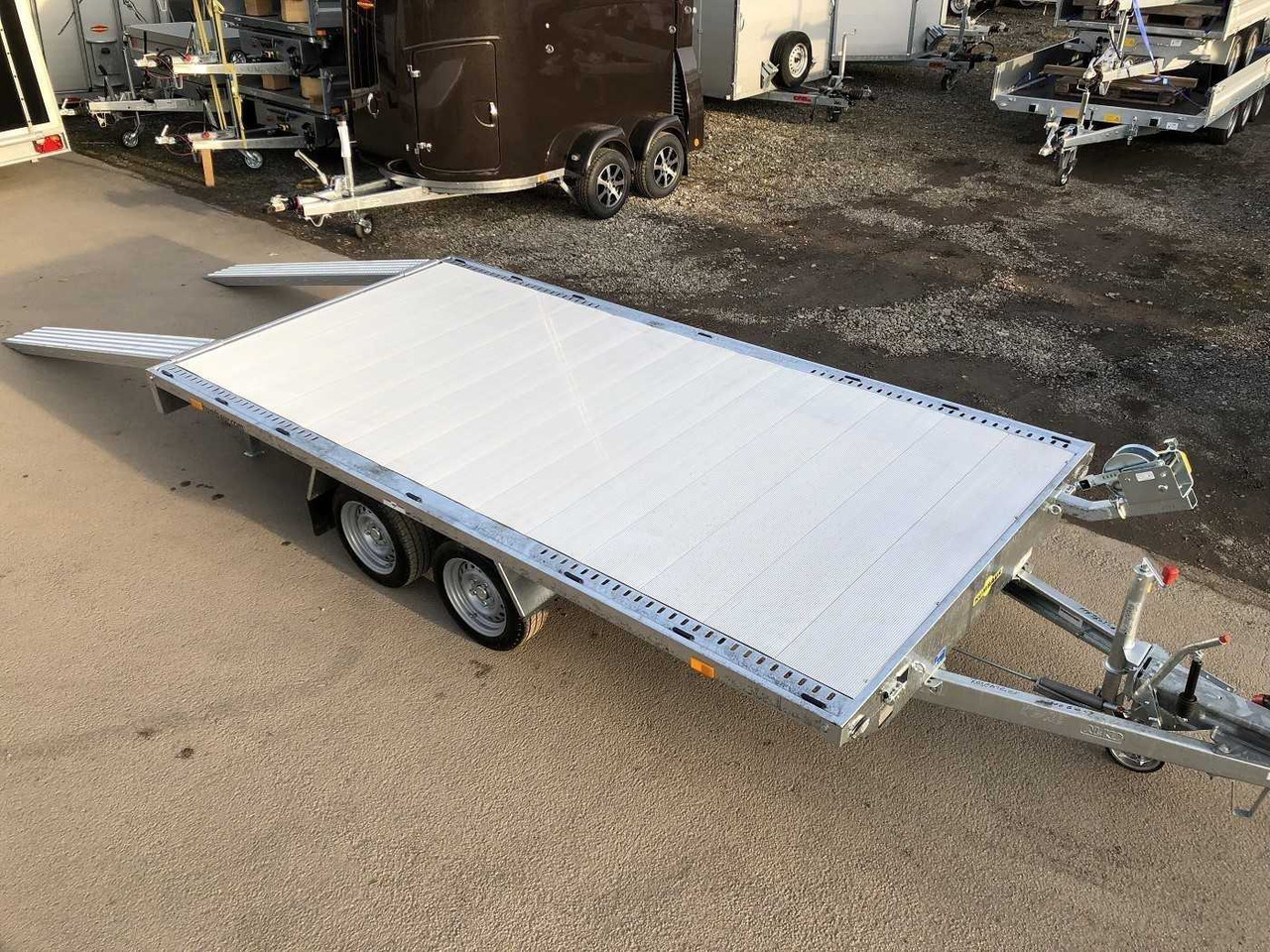 HUMBAUR Universal 3500 Aluboden Universaltransporter - Ρυμούλκα αυτοκινητάμαξα: φωτογραφία 1 HUMBAUR Universal 3500 Aluboden Universaltransporter - Ρυμούλκα αυτοκινητάμαξα: φωτογραφία 1