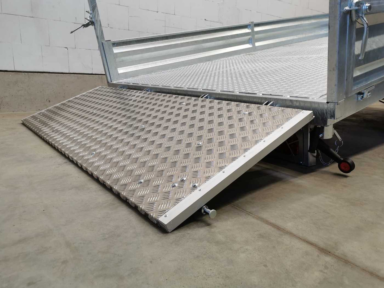 Νέα Ρυμούλκα ανατρεπόμενο VEZEKO Juki 35.3 Multi Stahl Multidreiseitenkipper: φωτογραφία 8