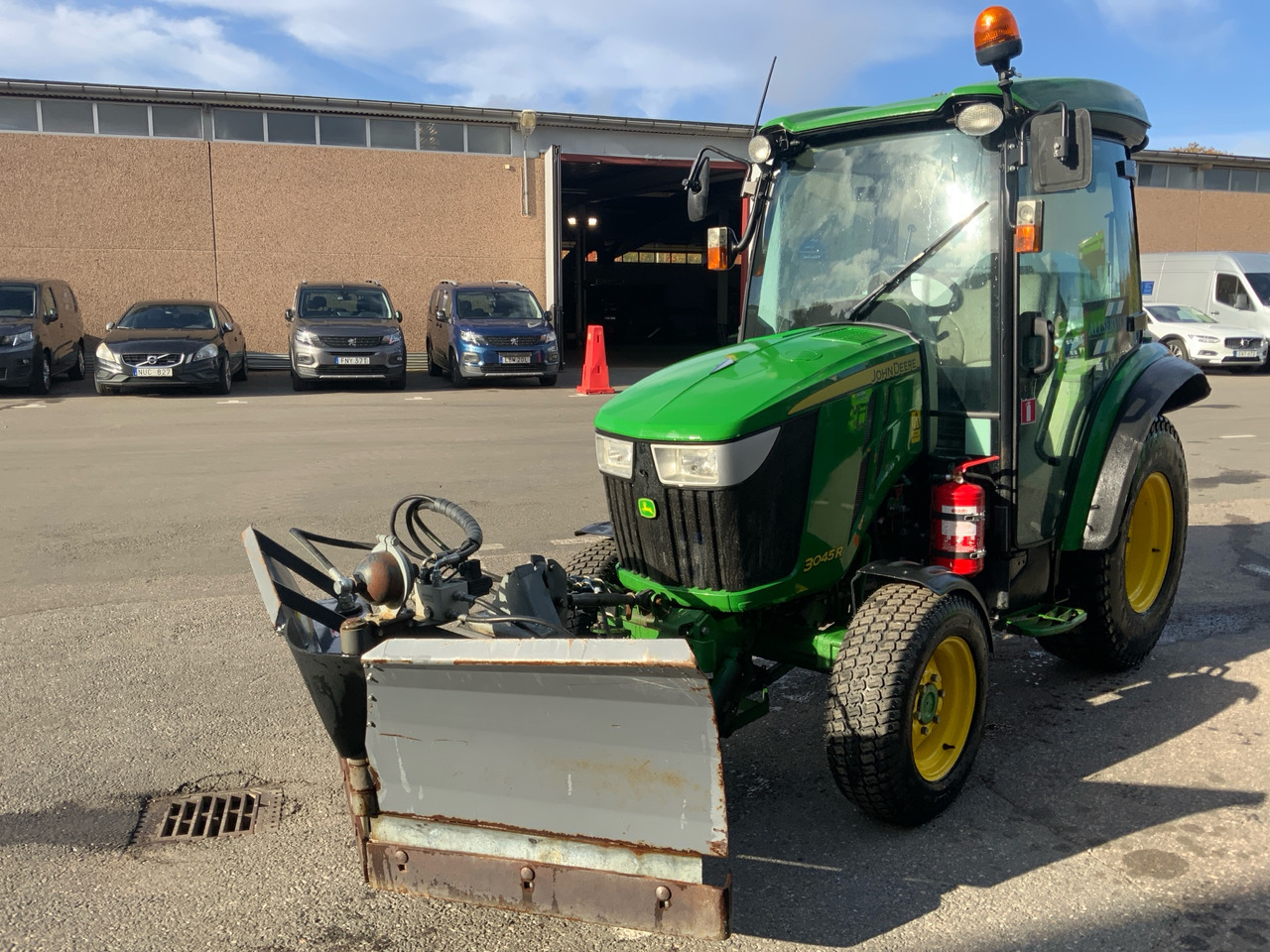 John Deere 3045R - Τρακτέρ: φωτογραφία 1 John Deere 3045R - Τρακτέρ: φωτογραφία 1
