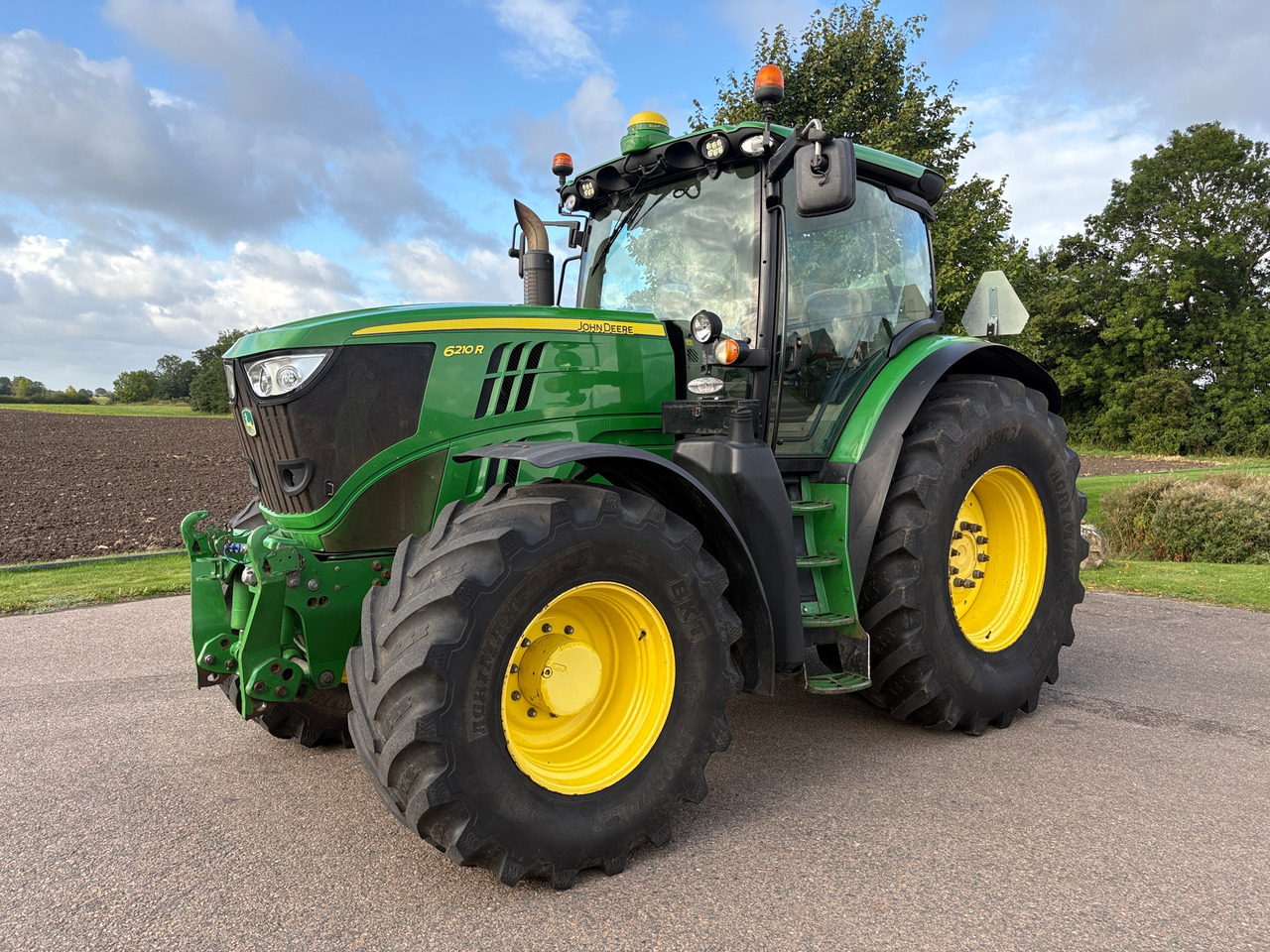 John Deere 6210R - Τρακτέρ: φωτογραφία 1 John Deere 6210R - Τρακτέρ: φωτογραφία 1